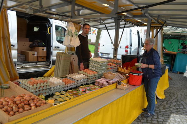 Das Foto zeigt den Verkaufsanhänger des Eierhandels Kamphus. Neben Eier werden auch Wurstwaren in Dosen und Zwiebeln verkauft.