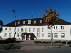 Das Foto zeigt die Front des Bahnhofes Steinheim nach seiner umfassenden Renovierung.